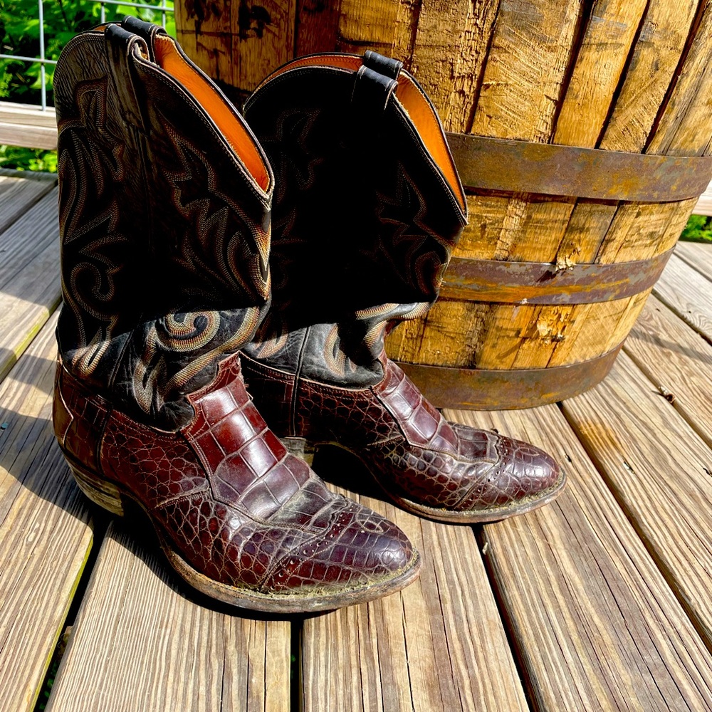 Men’s Justin alligator boots size 10.5D. Rarely worn, but excellent condition.